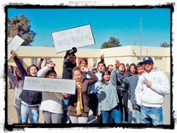 Jóvenes mostrando pancartas